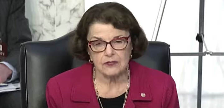 [VIDEO] Dianne Feinstein caught on HOT MIC murmuring about Amy C