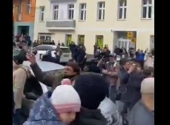 Muslims Defy Berlin Lockdown Order - Hundreds Gather in front of